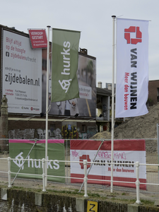 907244 Afbeelding van de vlaggen en spandoeken van de uitvoerders van het nieuwbouwproject Zijdebalen aan de Hogenoord ...